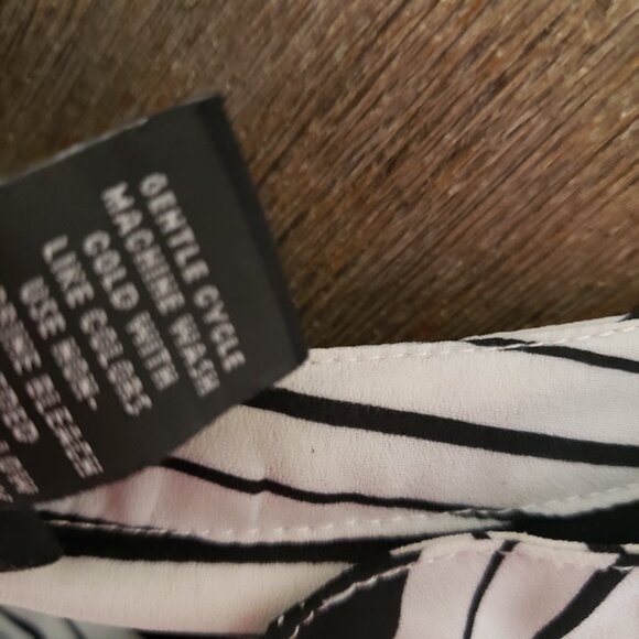 Torrid 0X Women's Top Blouse Black White Striped Long Sleeve V Neck Henley Plus - Picture 7 of 7